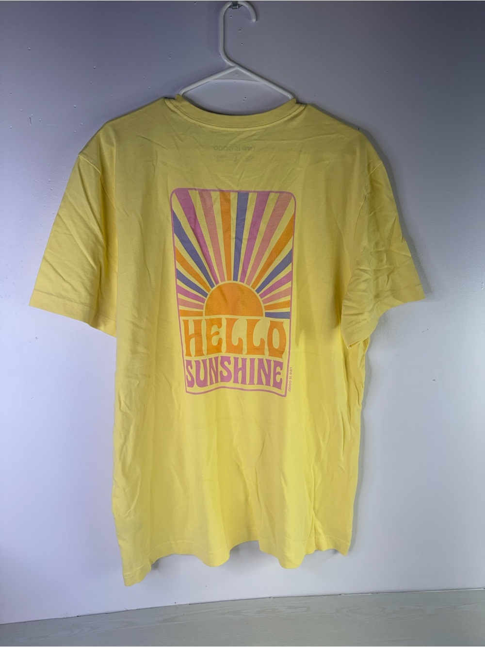 Life is Good Mens large retro "Hello Sunshine" sunburst design on the back.